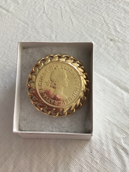 no name Jewelry - Vintage Gold Tone Coin Pin featuring Queen Elizabeth